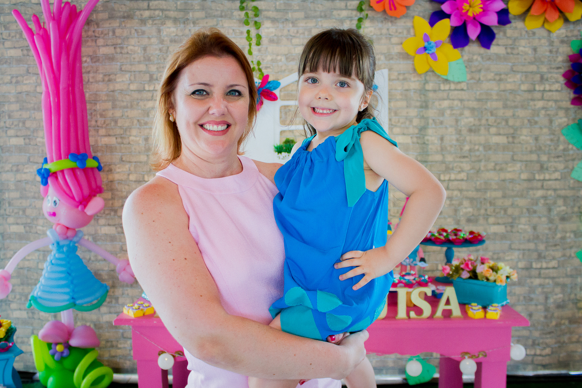 A Malu esta no colo da mamãe com um sorriso lindo