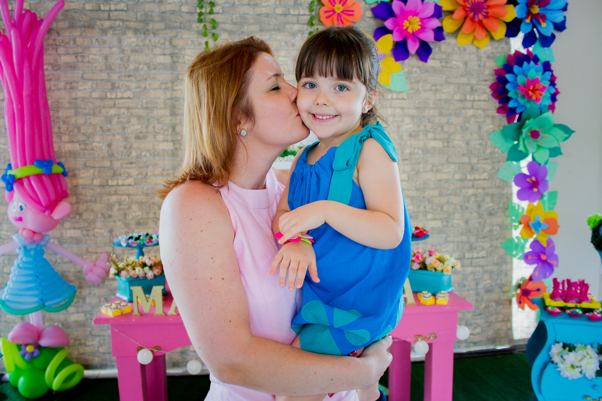 Agora a Malu esta recebendo um beijo bem gostoso da mamãe