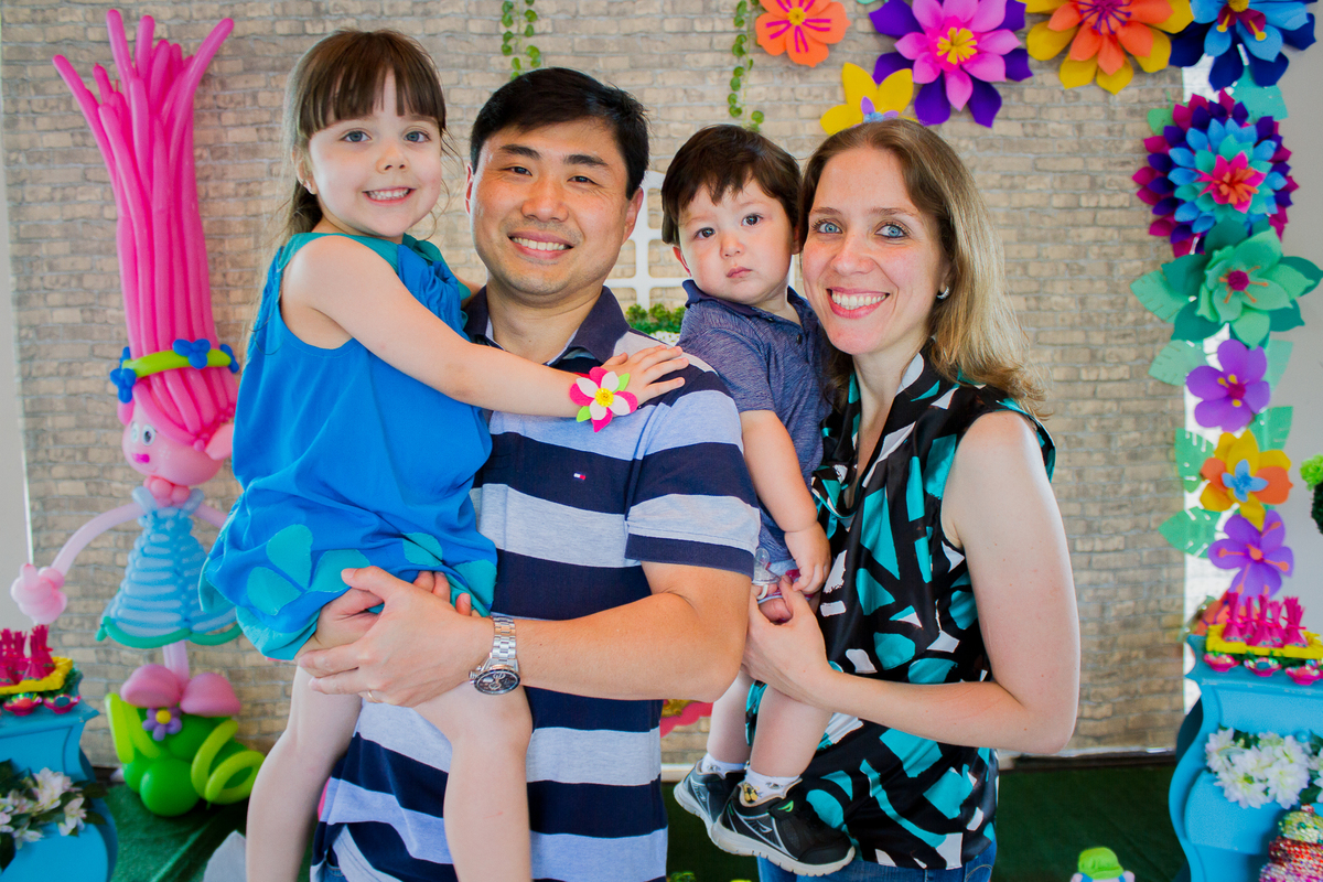 A Malu esta tirando uma foto linda com os titios e o priminho