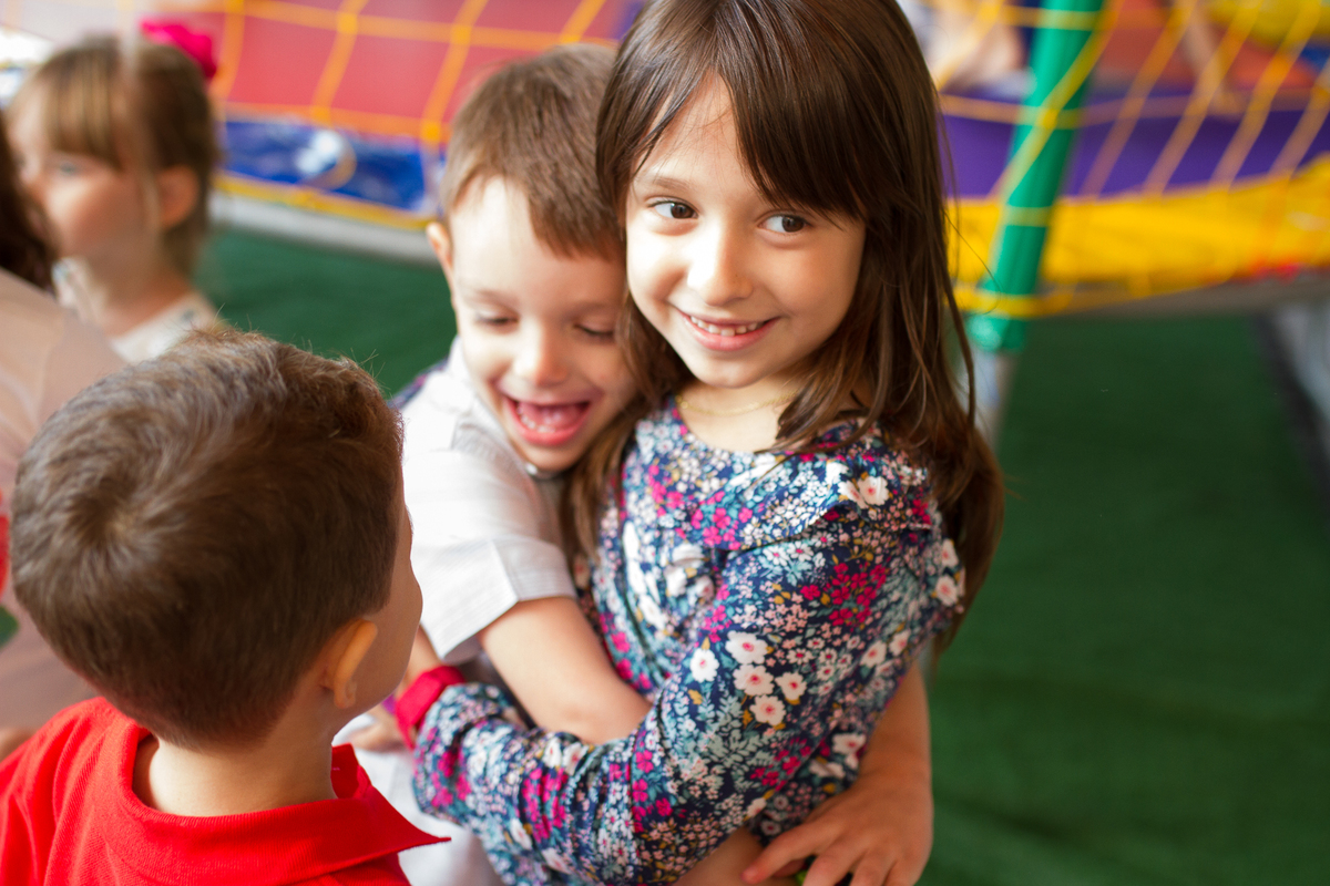 Fotinha do garotinho abraçando sua irmã bem apertado