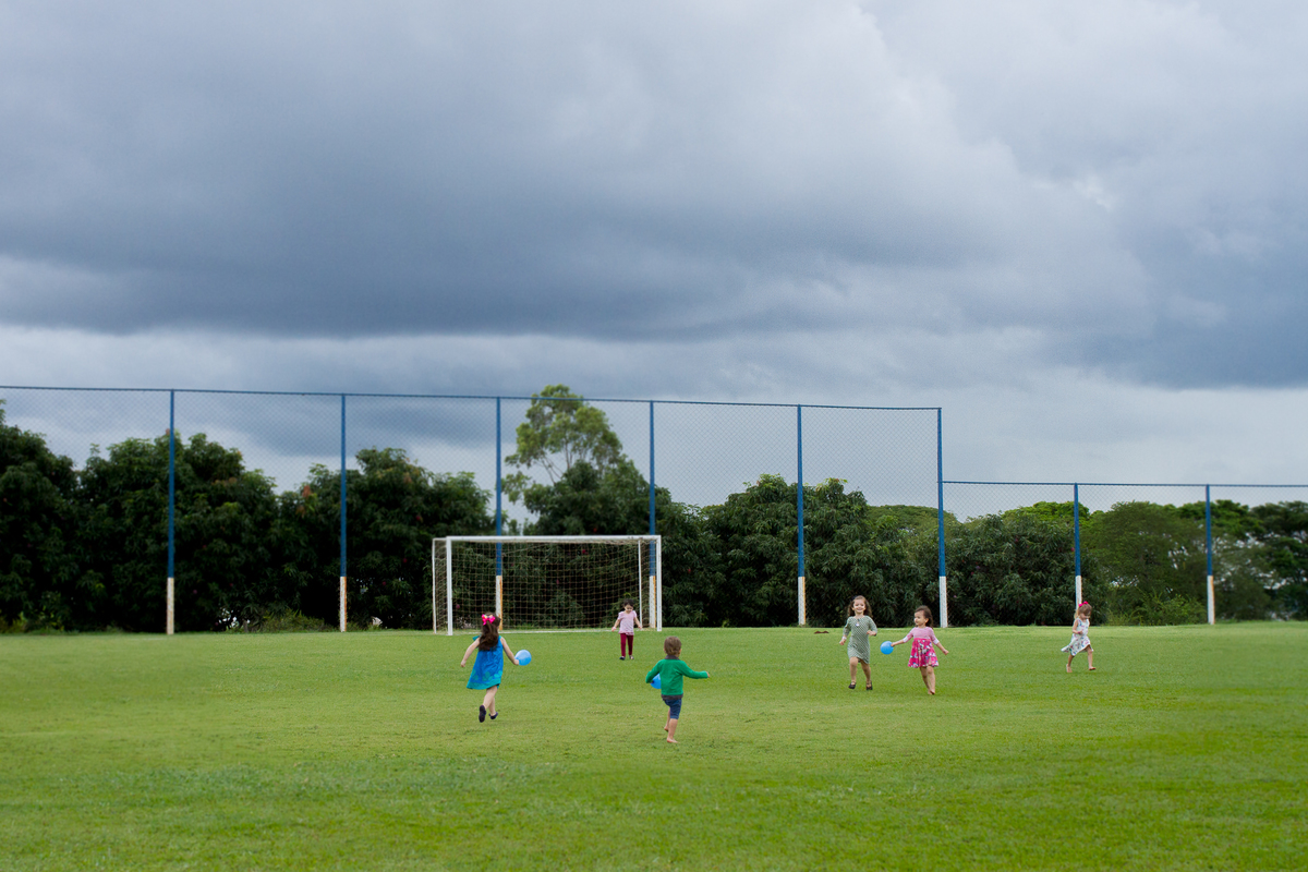 Crianças correndo no campinho