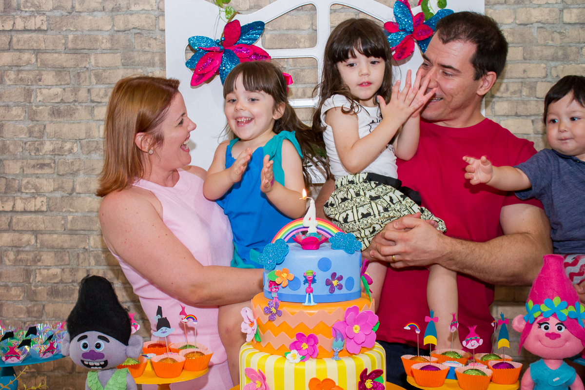 Close na Malu e na sua priminha batendo palmas no colo do papai e da mamãe