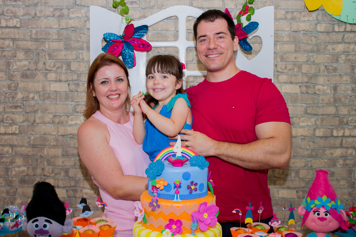 A mamãe, a Malu e o papai estão sorrindo para uma foto bem bonita