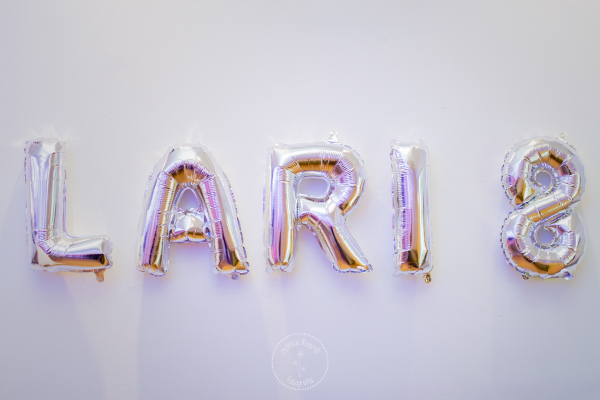 Parede com balões pratas escrito Lari 8