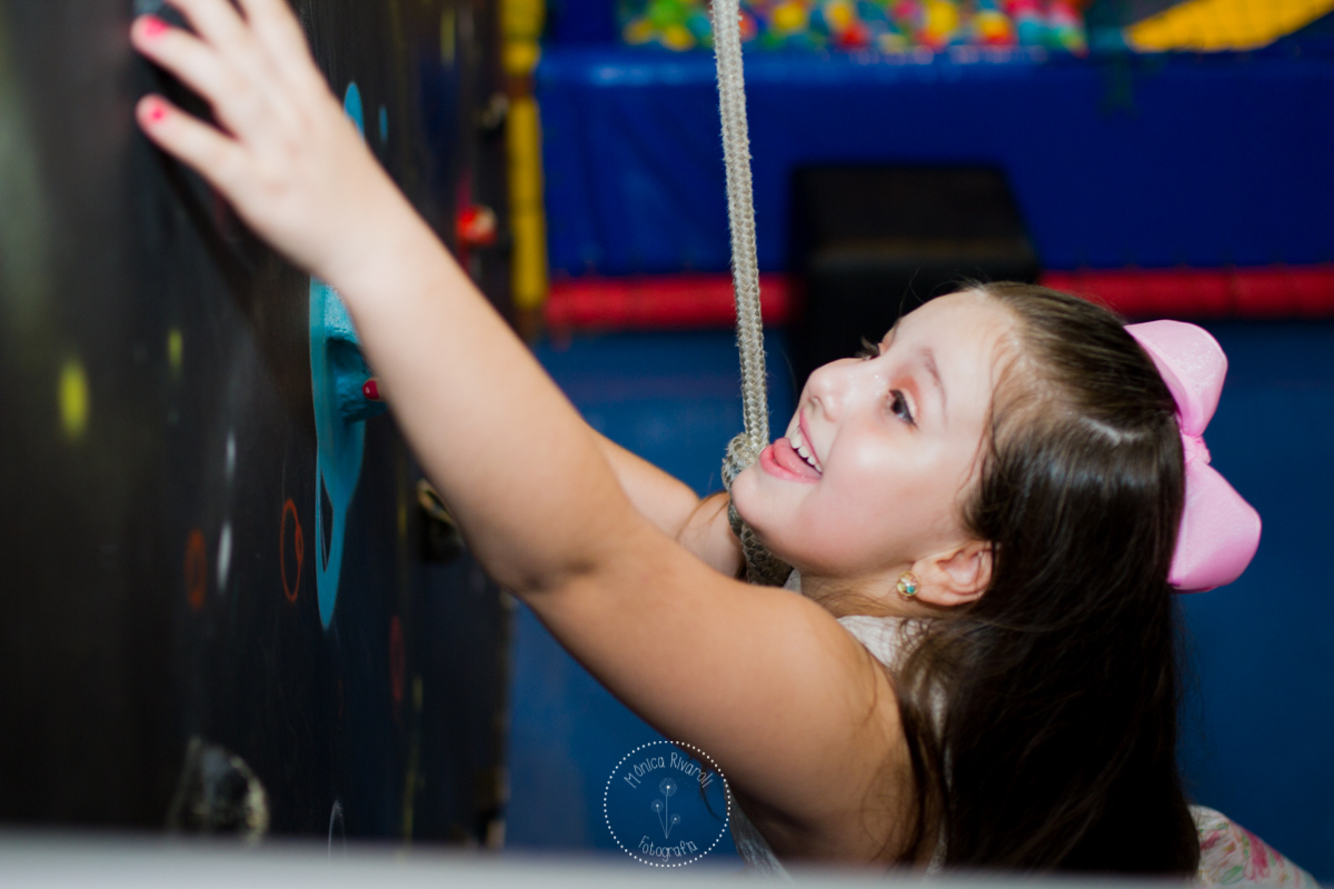 Close na Lari escalando