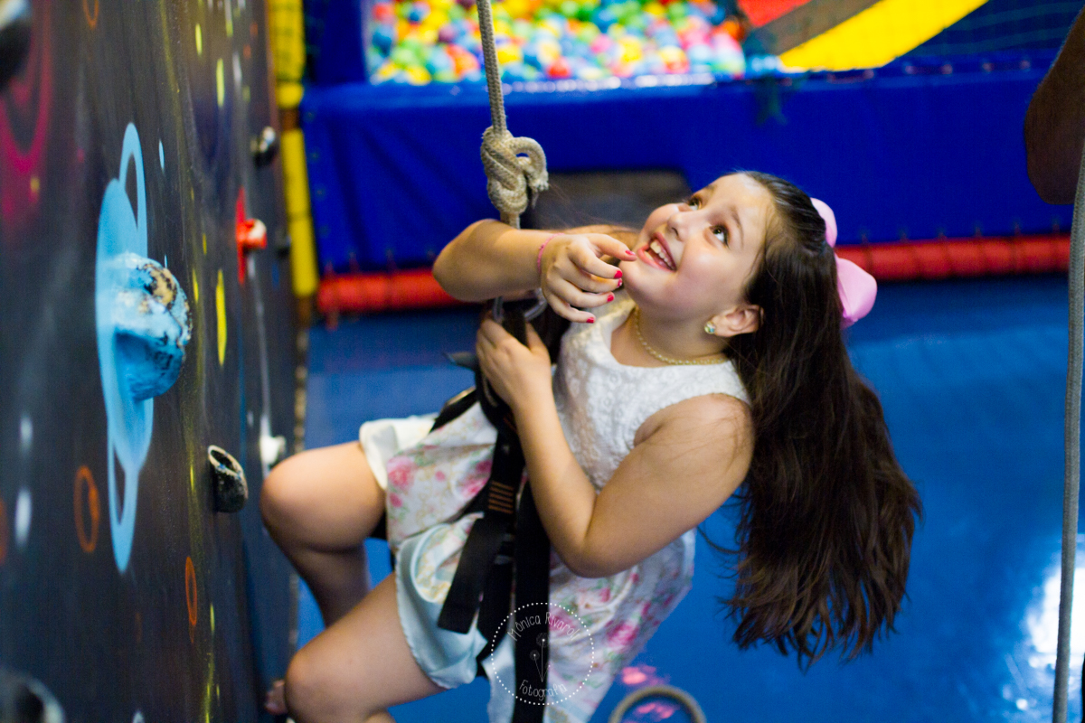 Imagem aberta da Lari escalando