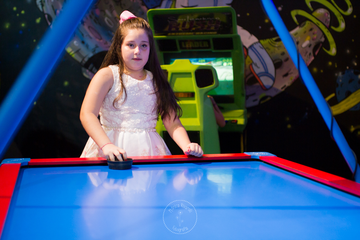 Lari brincando no disco