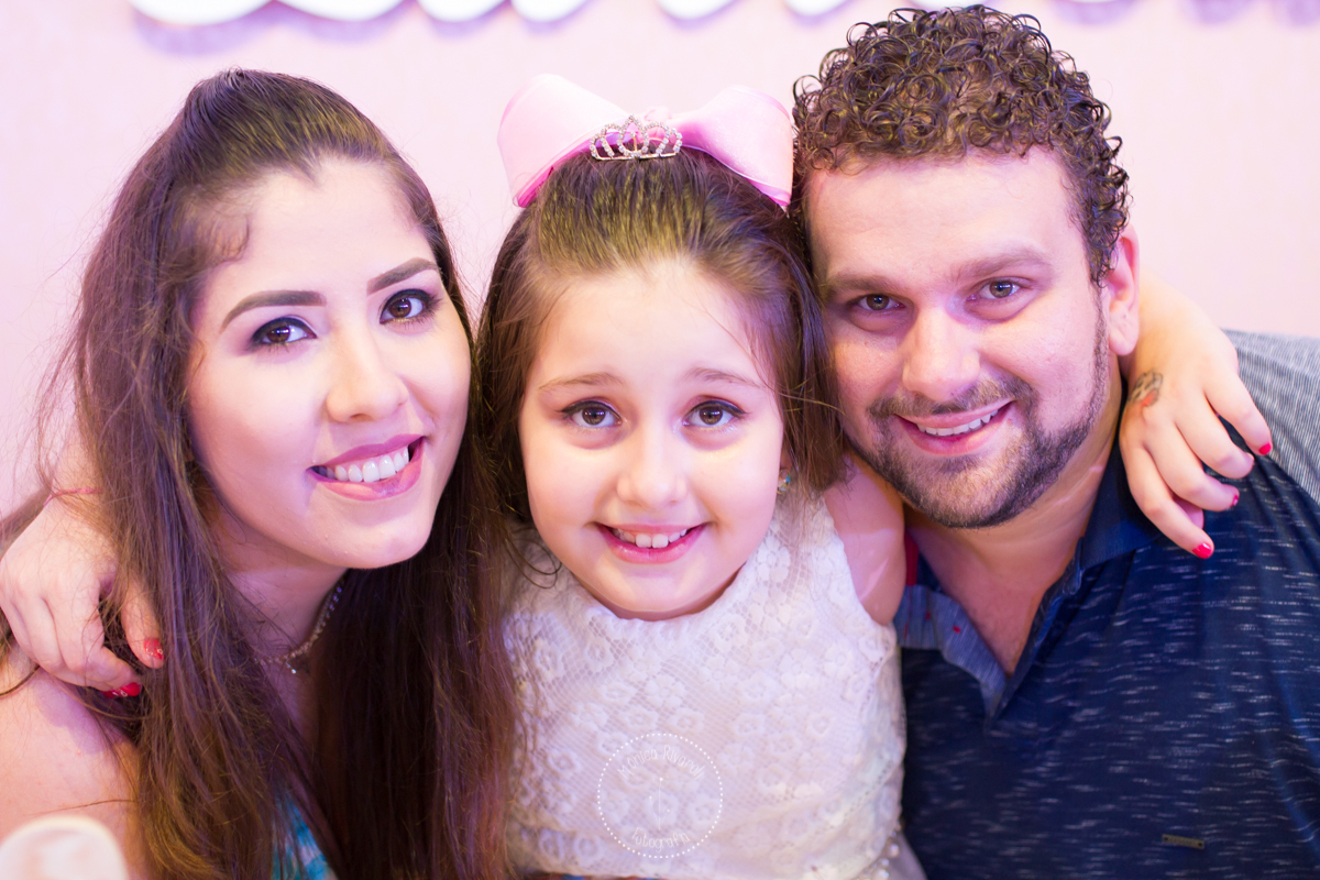 Close no rostos da Lari e dos seus pais com sorrisos lindos