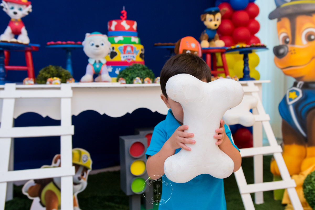 Agora ele esta escondendo o rostinho atrás do osso