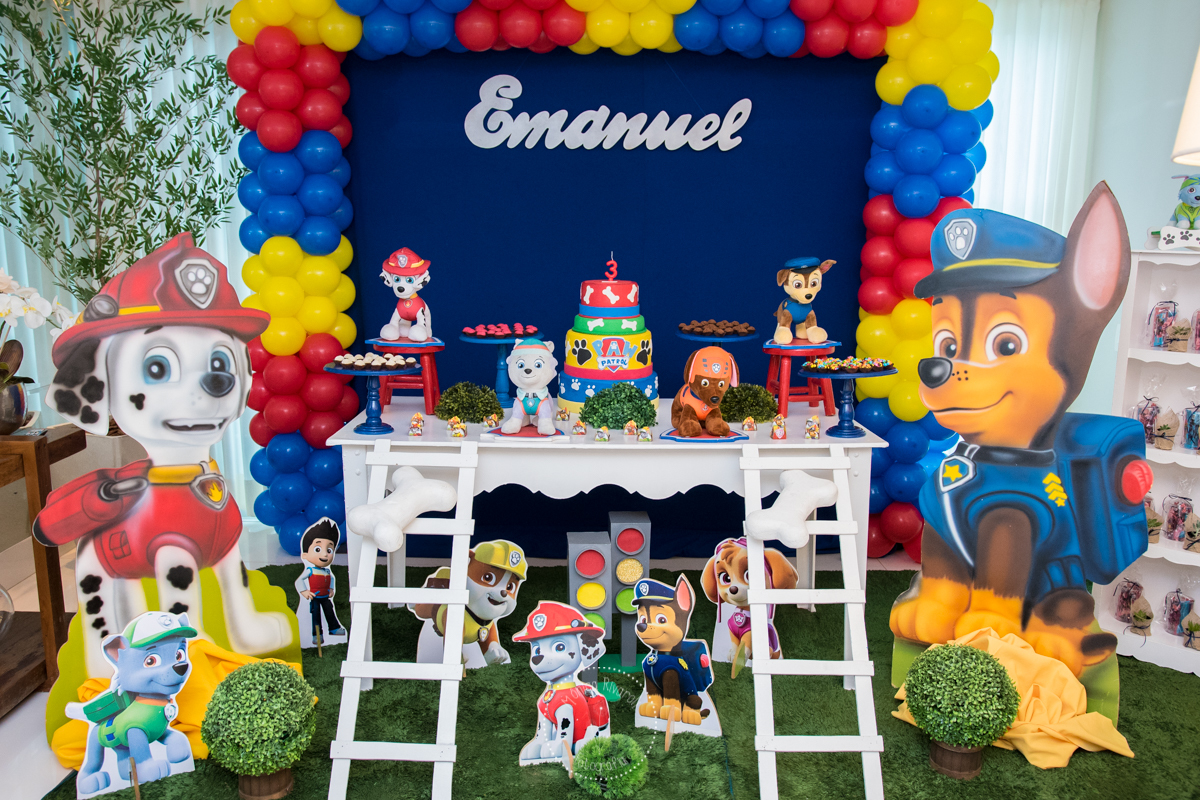 Imagem fechada da decoração da patrulha canina