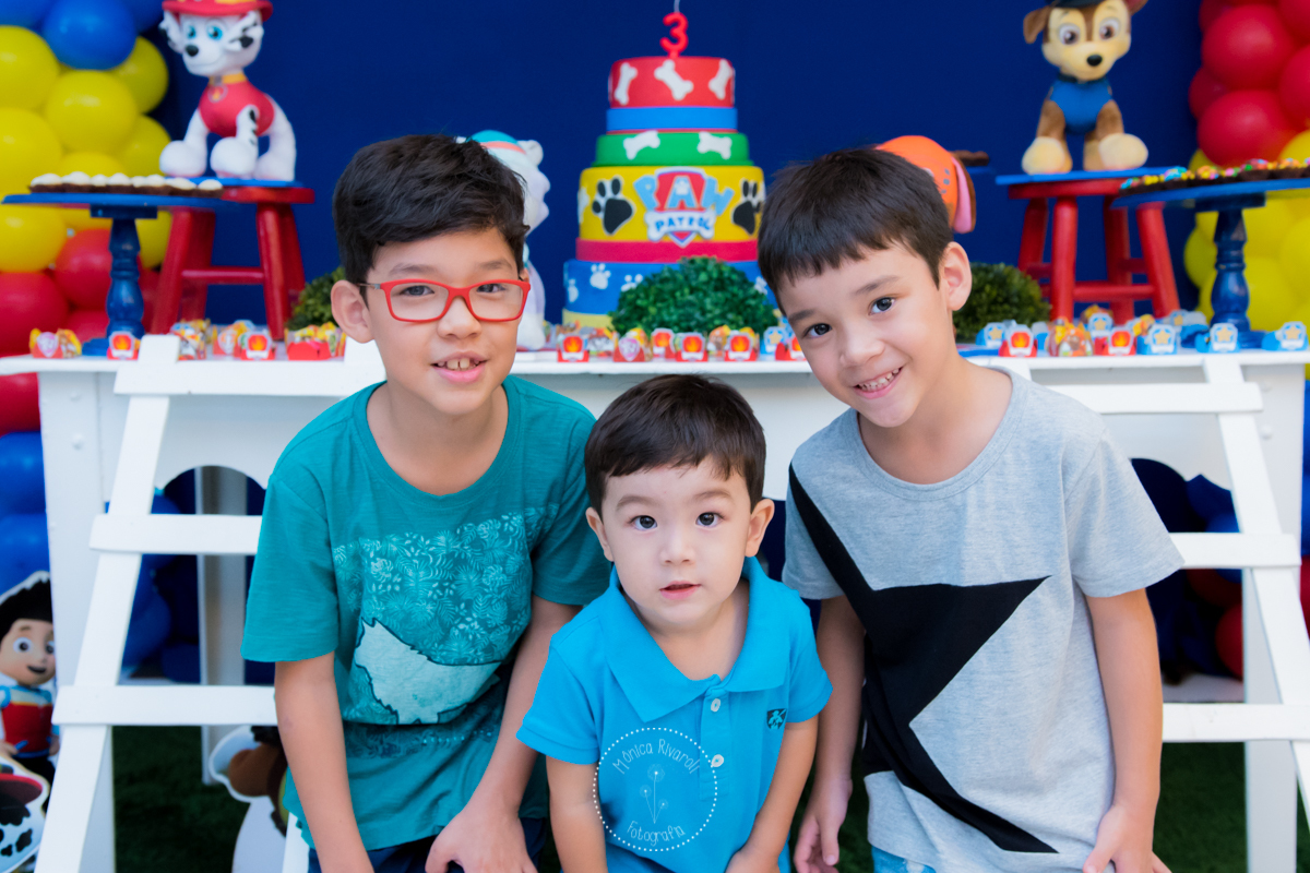 O Emanuel e seus primos tirando uma foto em frente a decoração