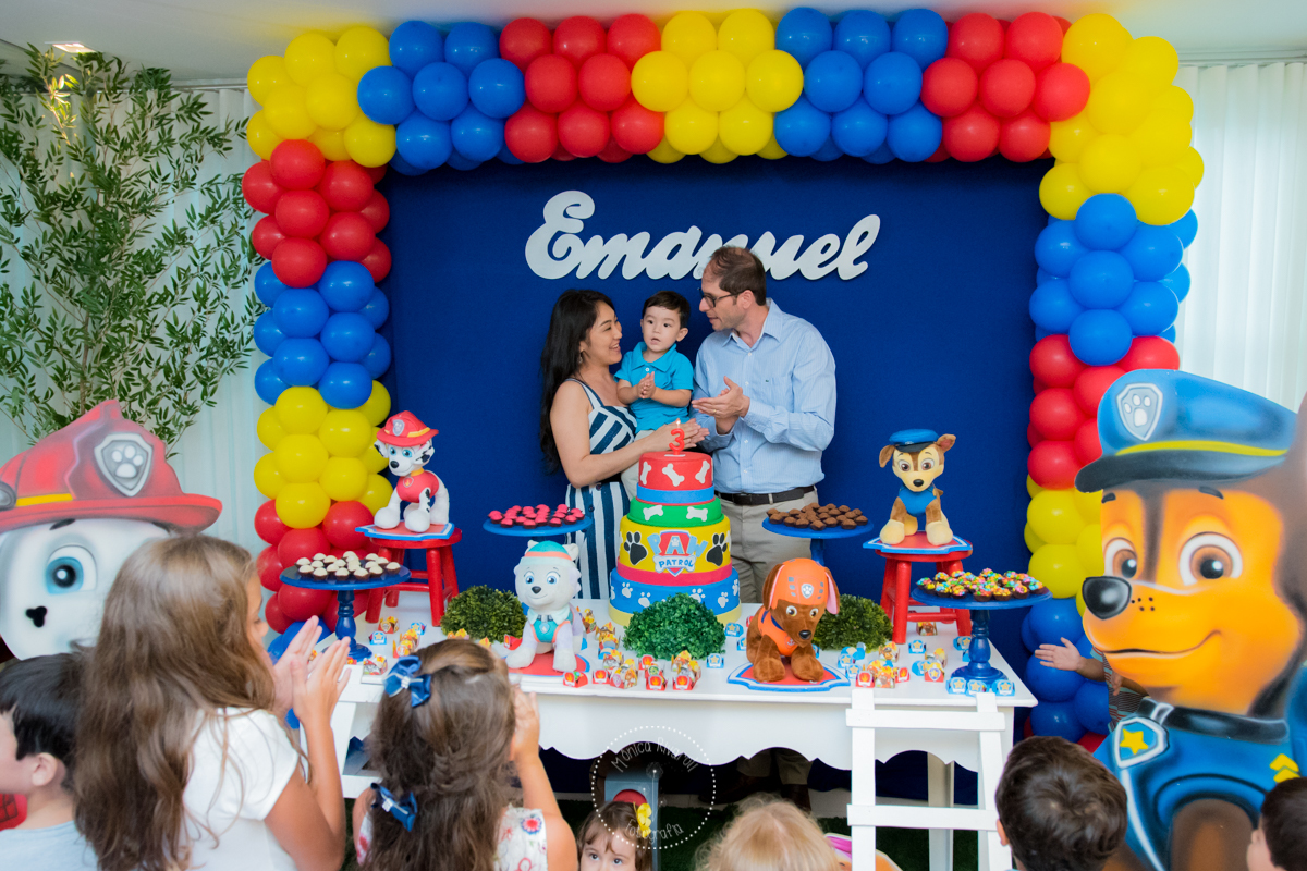 É a hora do parabéns! O Emanuel esta no colo da mamãe, ao lado do papai, para cantar o parabéns 