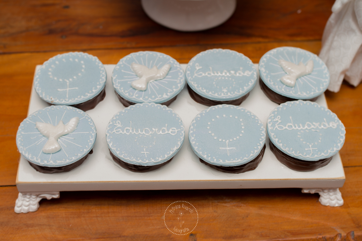 Docinhos de chocolate decorados com o nome do Eduardo, com o terço e o simbolo do espirito santo