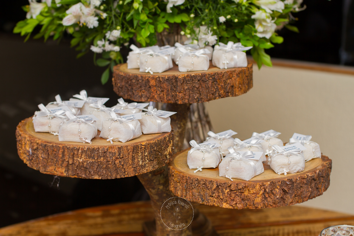 Tronquinho de três andares com lembrancinhas