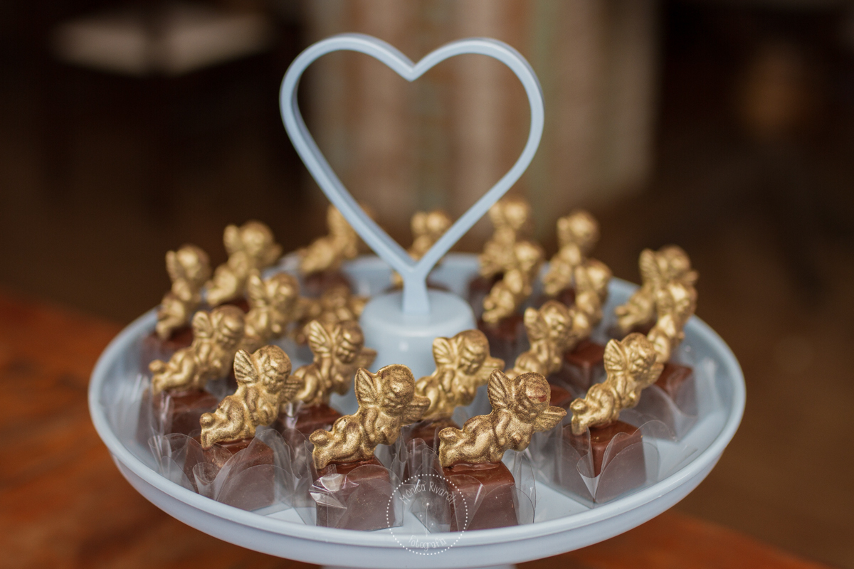 Docinho de chocolate decorado com um anjinho dourado