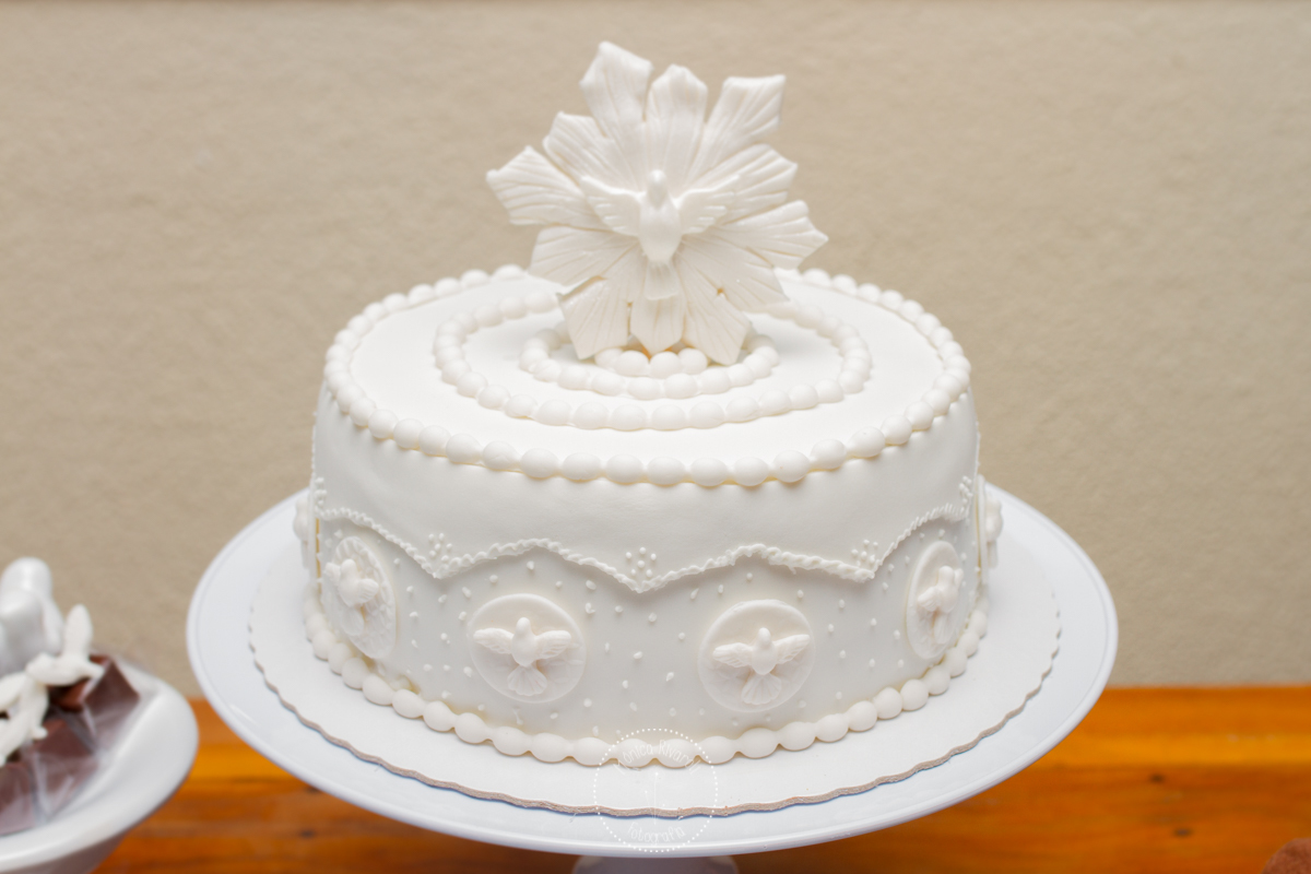 Close bolo branco com o simbolo do espirito santo