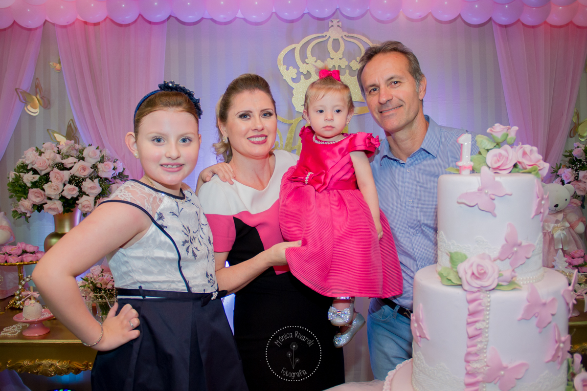 A família posa para uma foto linda