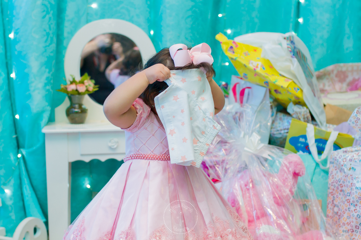  Agora a Lívia colocou a bermudinha que ganhou de presente na cabeça