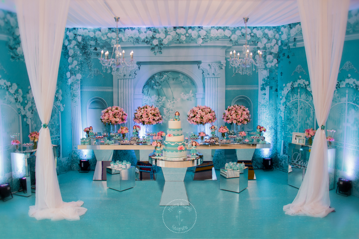 Foto aberta da mesa de doces, na cor azul tiffany 