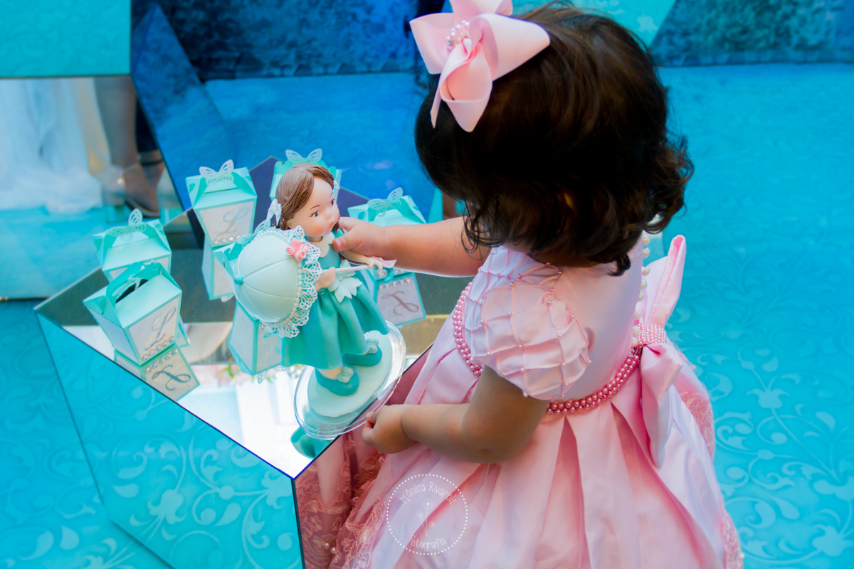 A Lívia esta brincando com a decoração da mamãe 