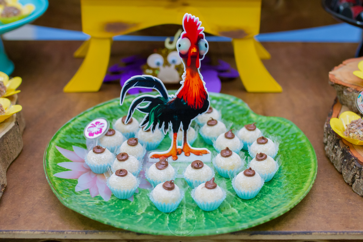 Aparador em forma de folha com um galinho e doces de leite ninho e chocolate 