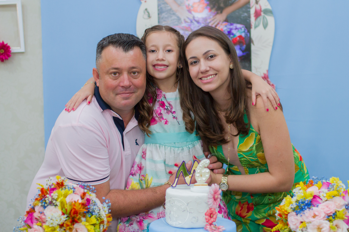  O papai, a Mari e a mamãe se juntam para tirar uma foto linda 