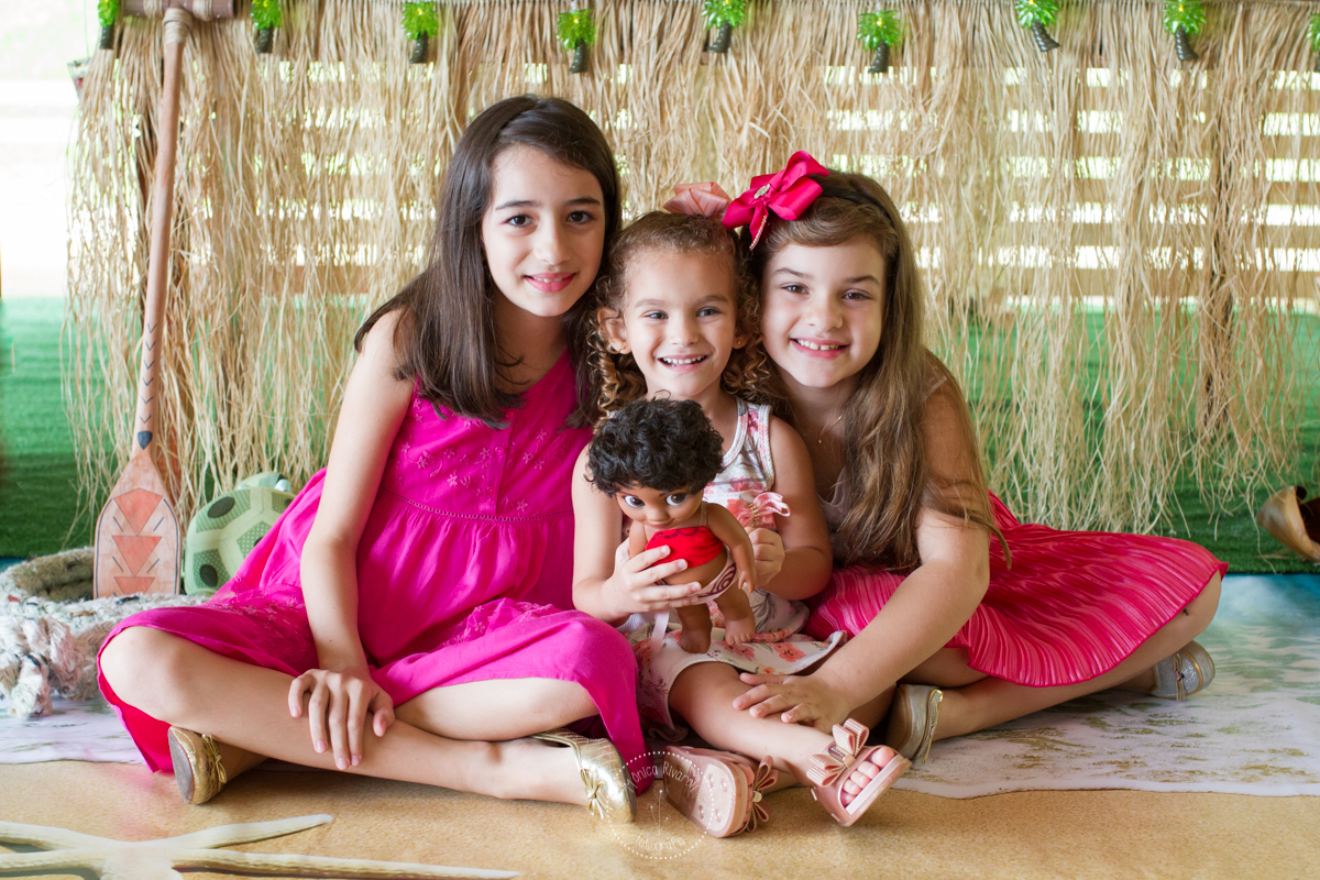 A Luisa esta tirando uma fotos com a suas primas 