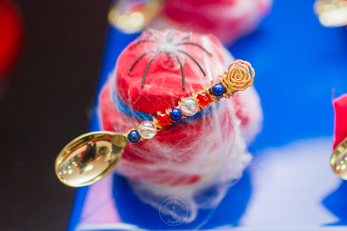 Close no potinho de doce coberto por uma falsa teia de aranha 