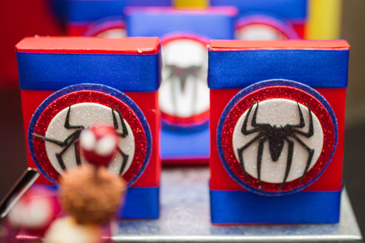 Caixinhas da decoração com detalhes de aranha 