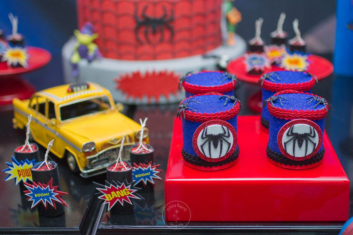 Carrinho amarelo ao lado de uma caixinha de balas 