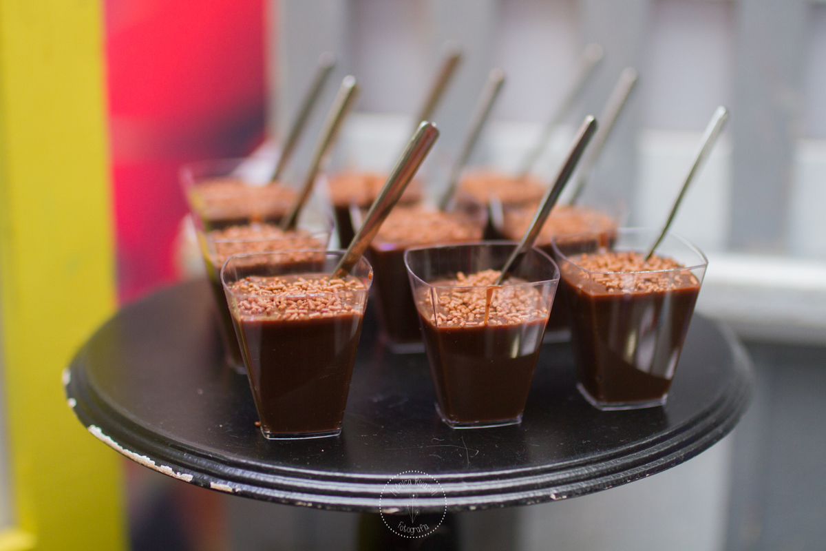 Aparador preto com brigadeiro no potinho e colher 