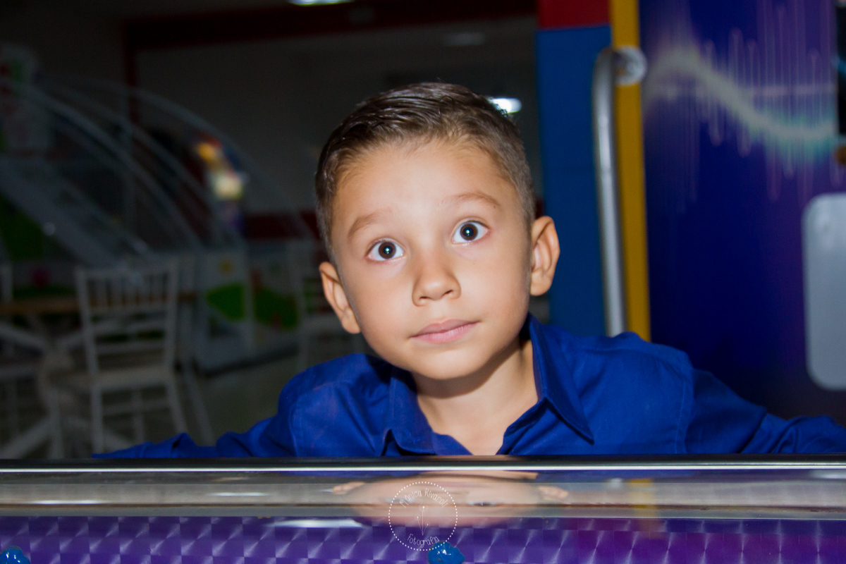 O Davi esta brincando no pebolim 