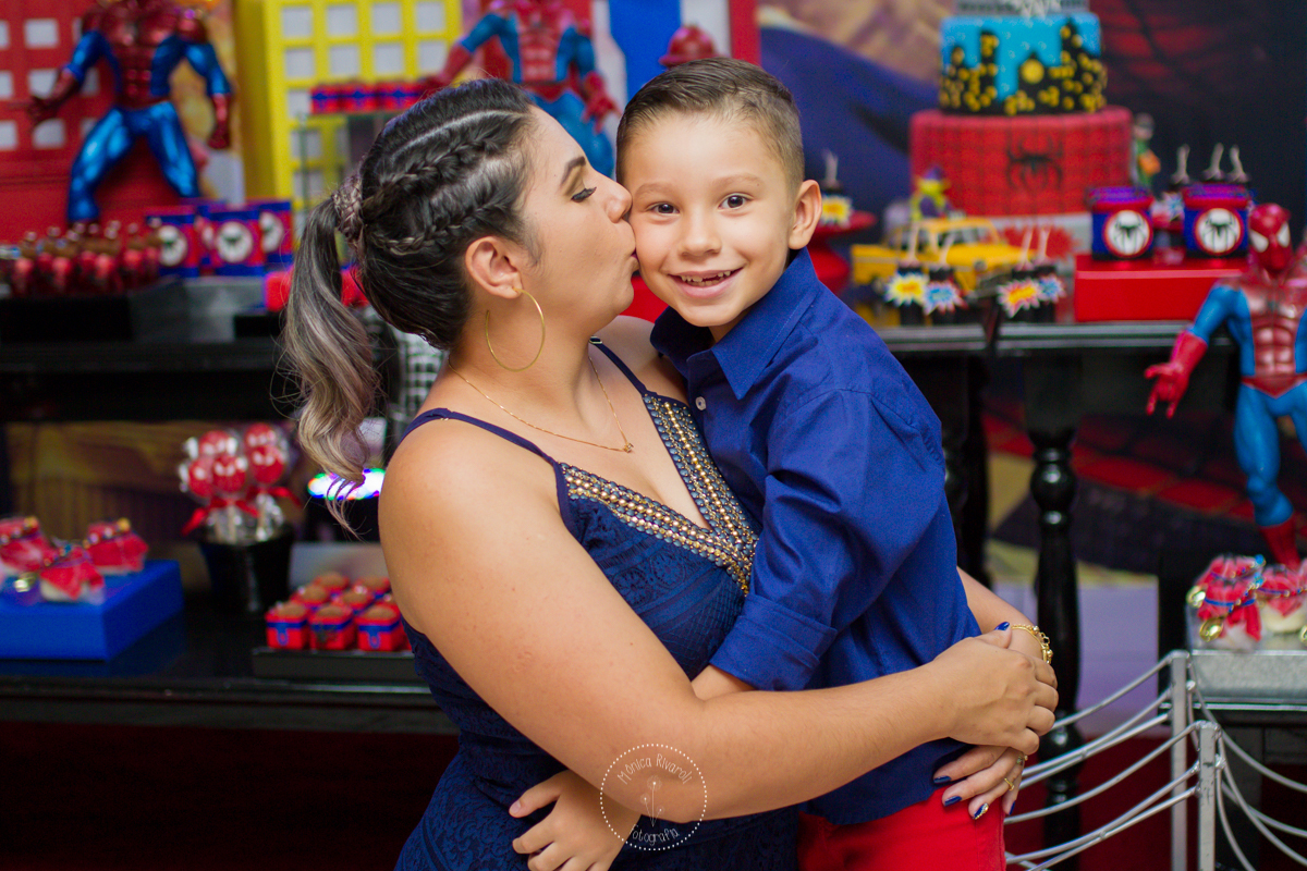 A mamãe esta dando um beijo carinhoso na bochecha do Davi