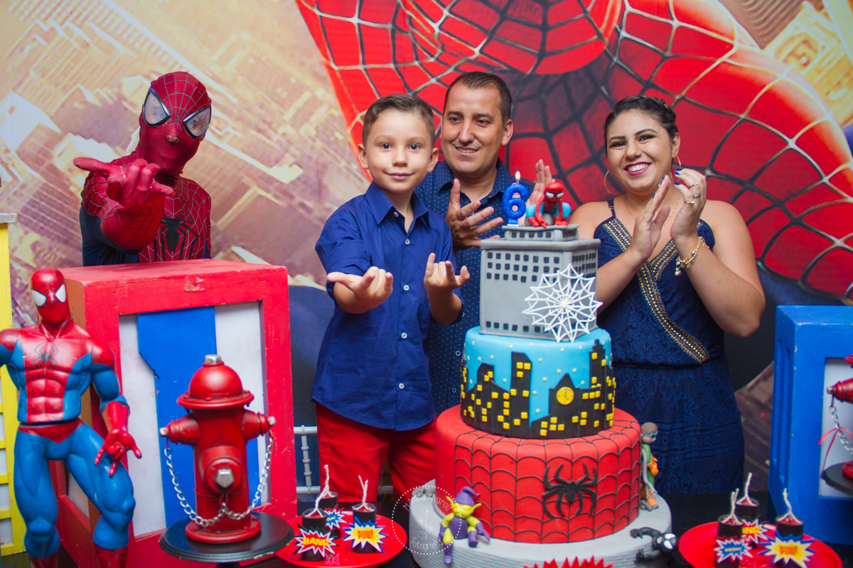 Davi e o homem-aranha fazendo o sinal com os dedos 