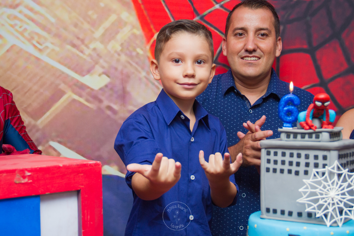 Davi fazendo o sinal do homem-aranha durante o parabéns 