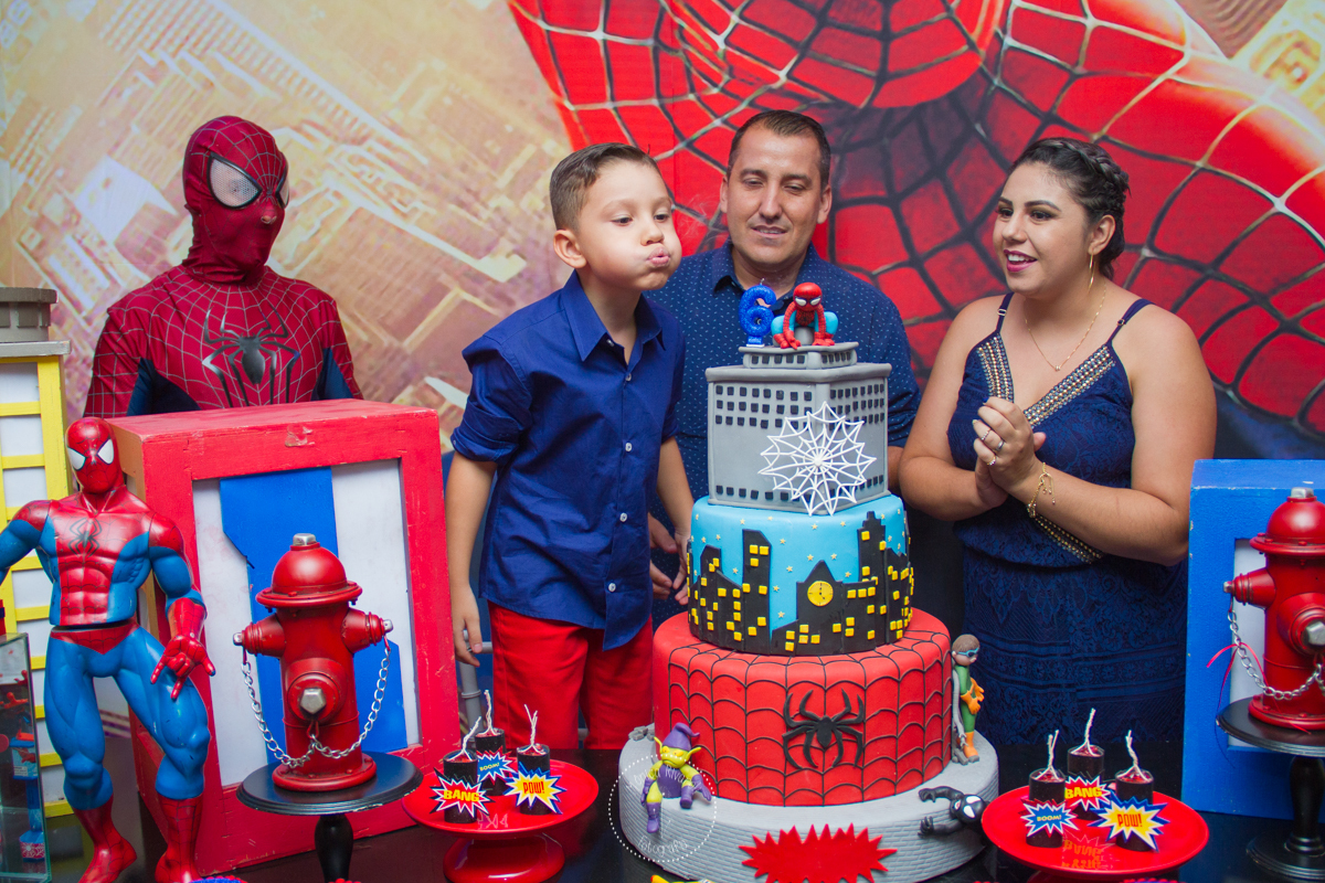 Agora ele esta assoprando a velinha 