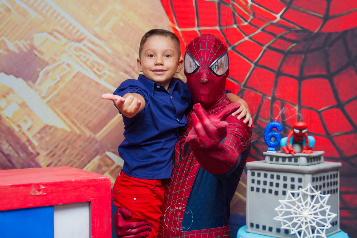 Davi e o Homem-aranha fazendo o sinal com os dedos 