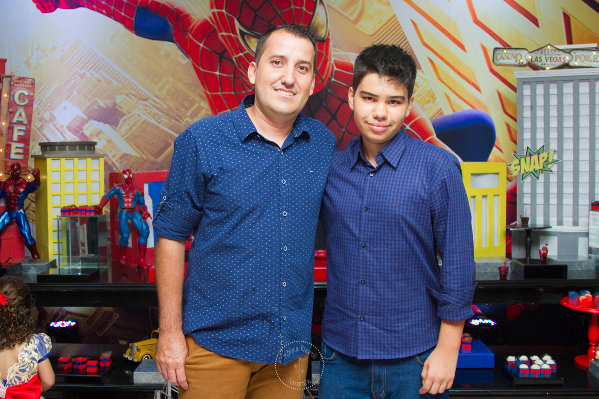 Papai e o irmão em frente a decoração 