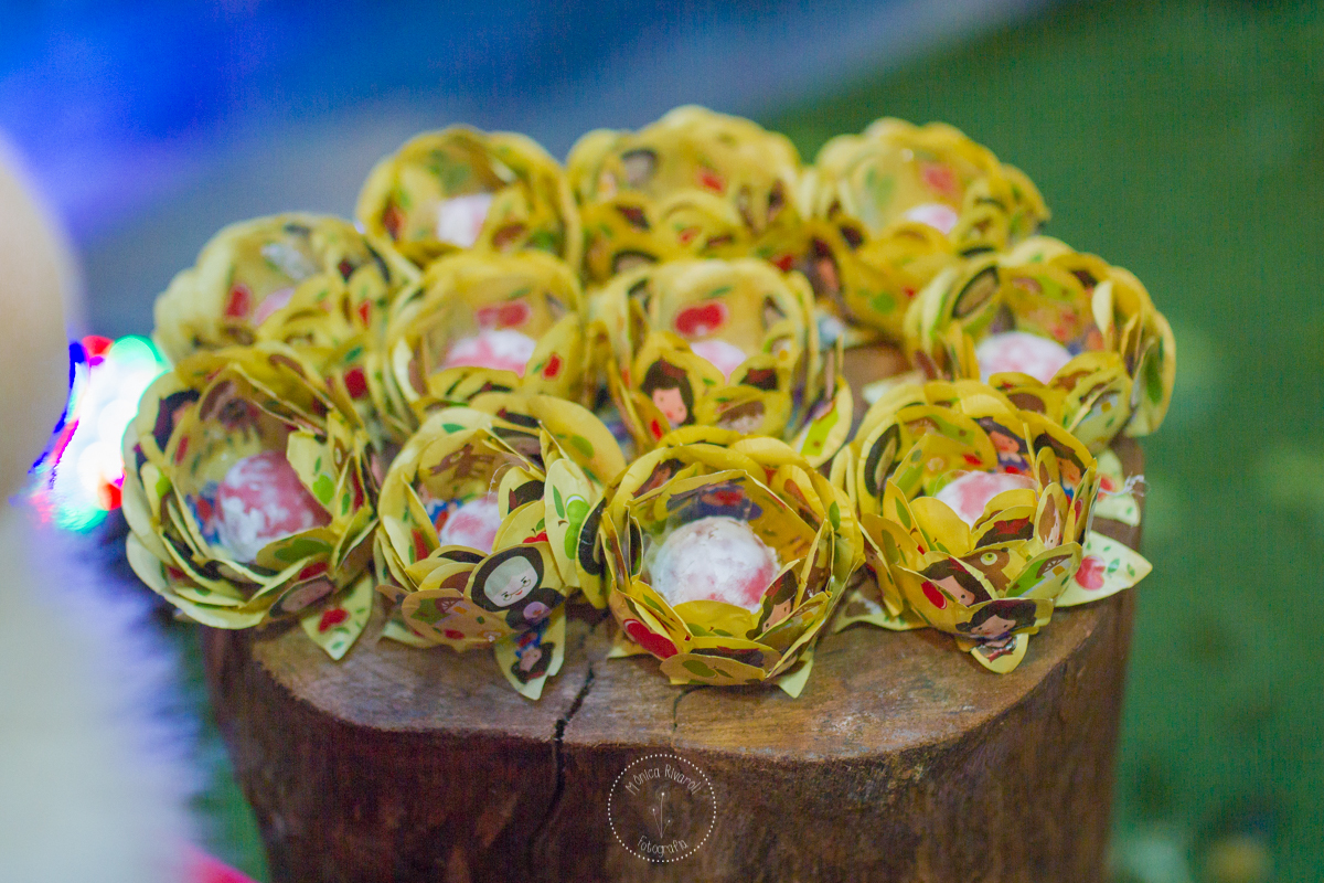 Docinhos em embalagens amarelas com desenhos