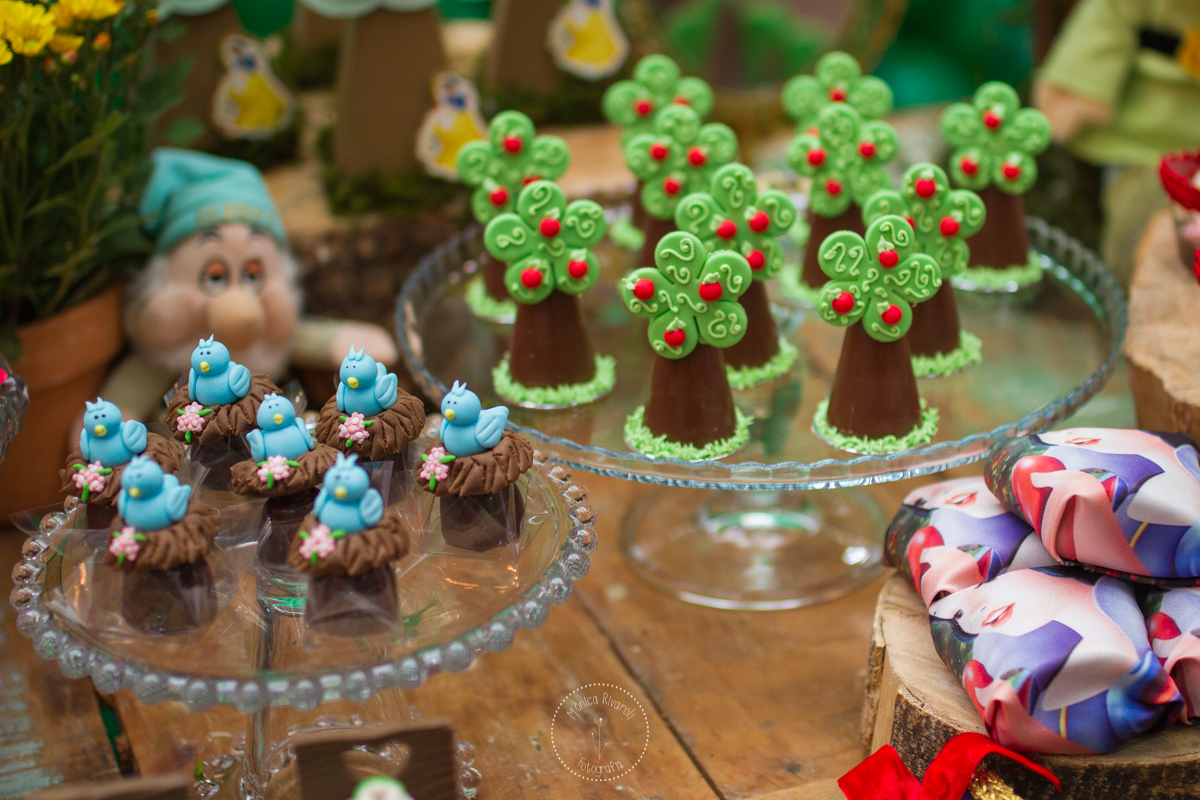 Imagem aberta dos docinhos em formato de arvores e pássaros 