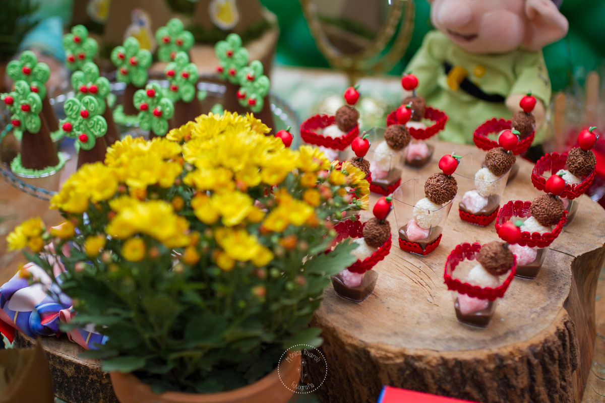 Docinhos em formato de arvores e palitinhos com brigadeiro, beijinho e doce de morango dentro de um potinho com chocolate 