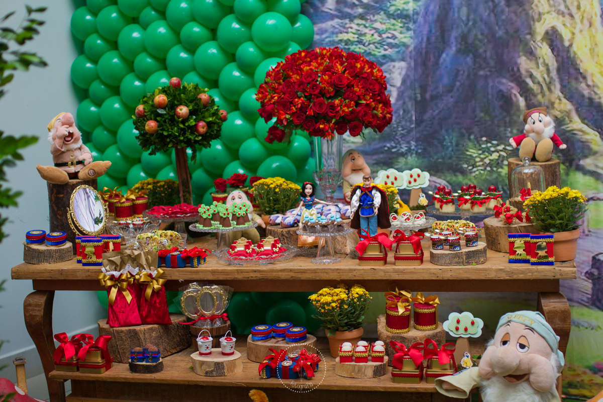 Foto aberta da mesa de doces da esquerda 