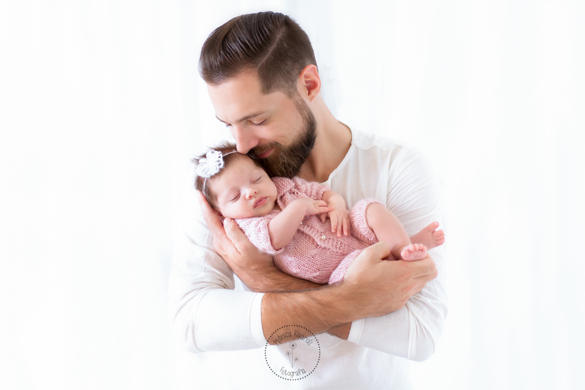 Catarina esta dormindo nos braços do papai