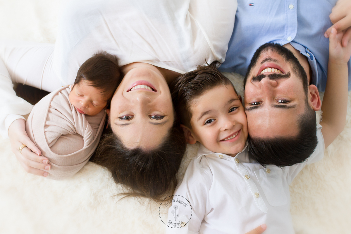 Mateus, mamãe, irmãozinho e o papai, deitadinhos posando para uma foto linda