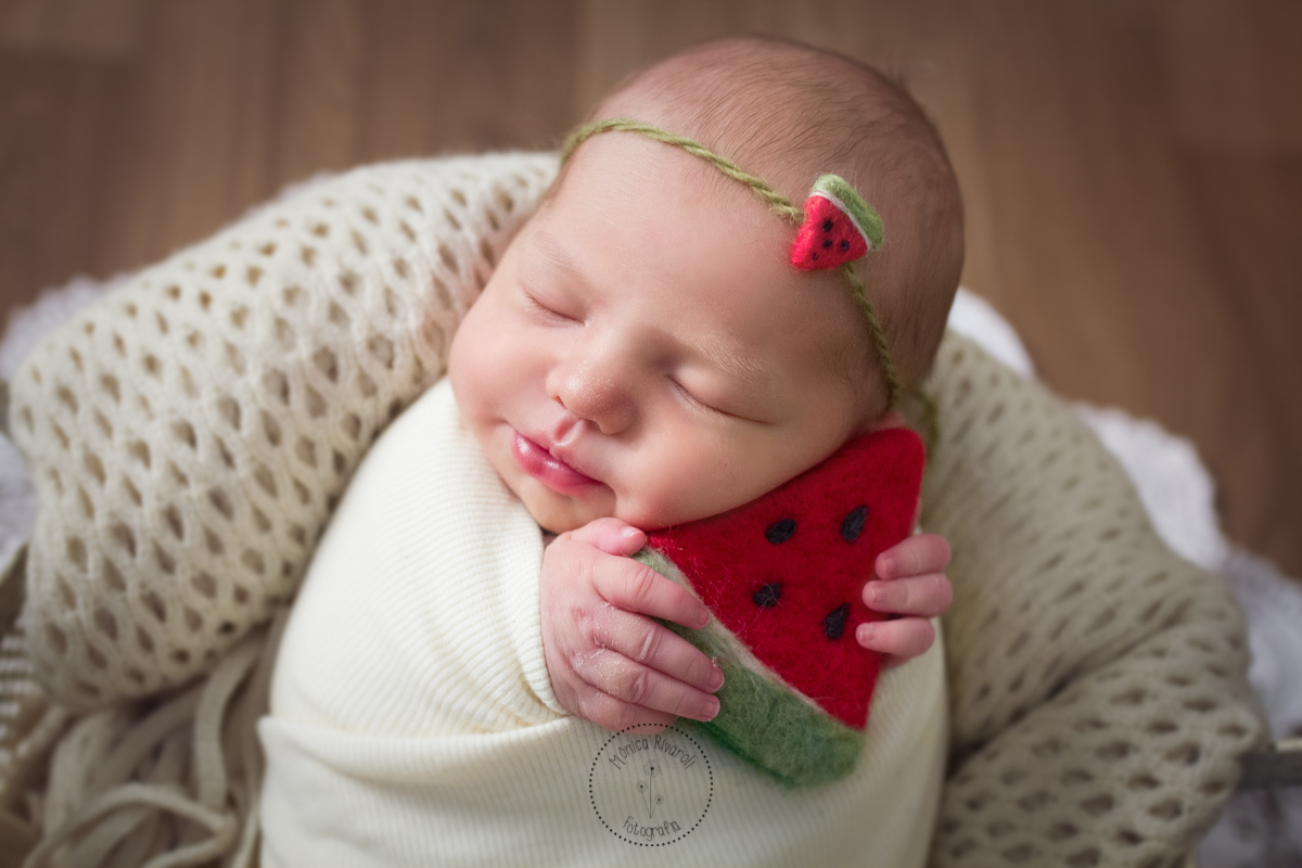Ana Laura dormindo abraçadinha em uma melancia 