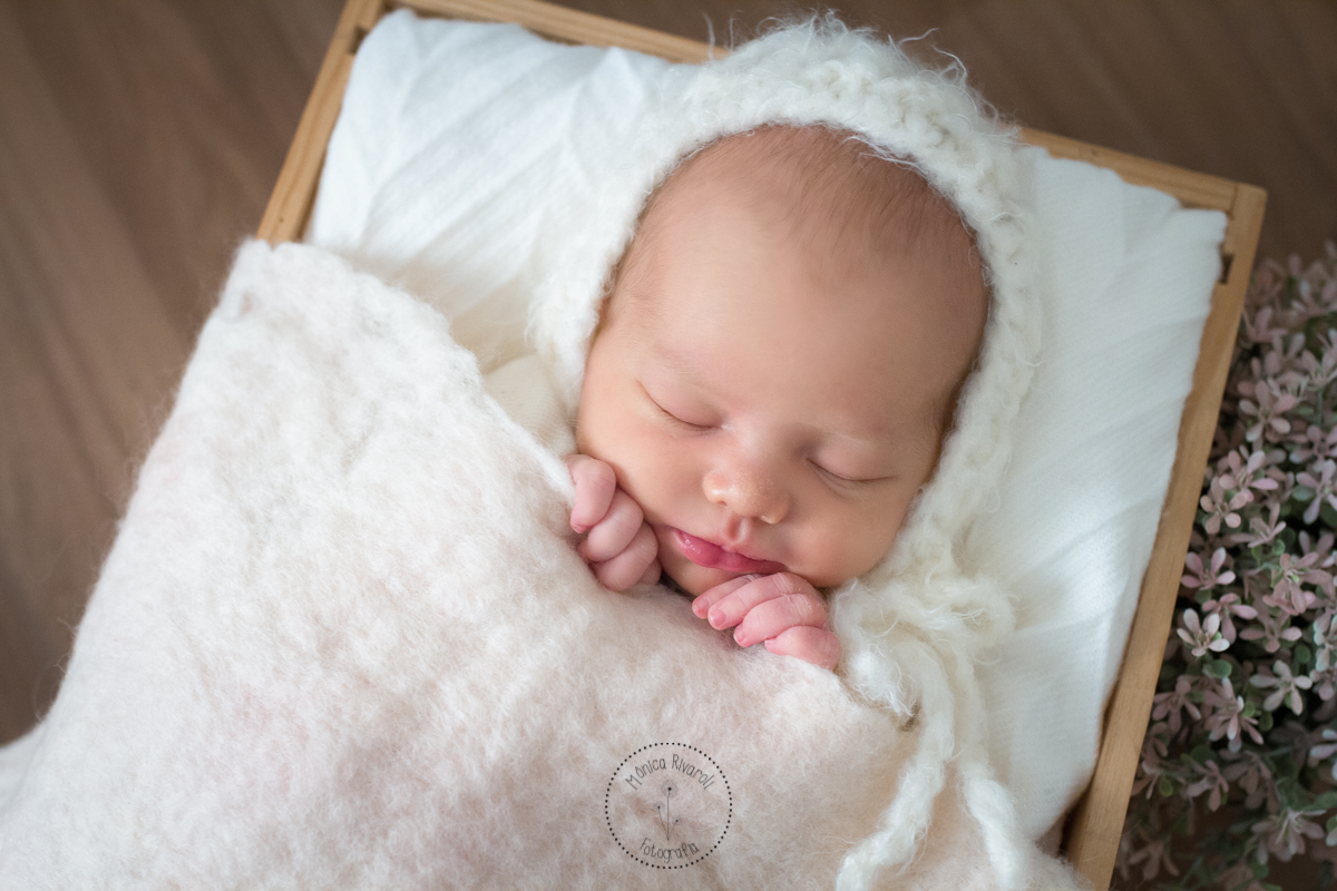 De toquinha e coberta por uma mantinha a Ana Laura dorme tranquila 