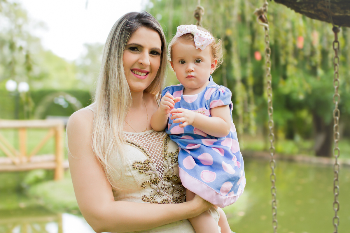 Ana Laura em uma foto sozinha com a mamãe