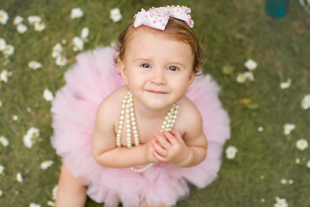 Ana Laura olhando para cima, na direção da câmera