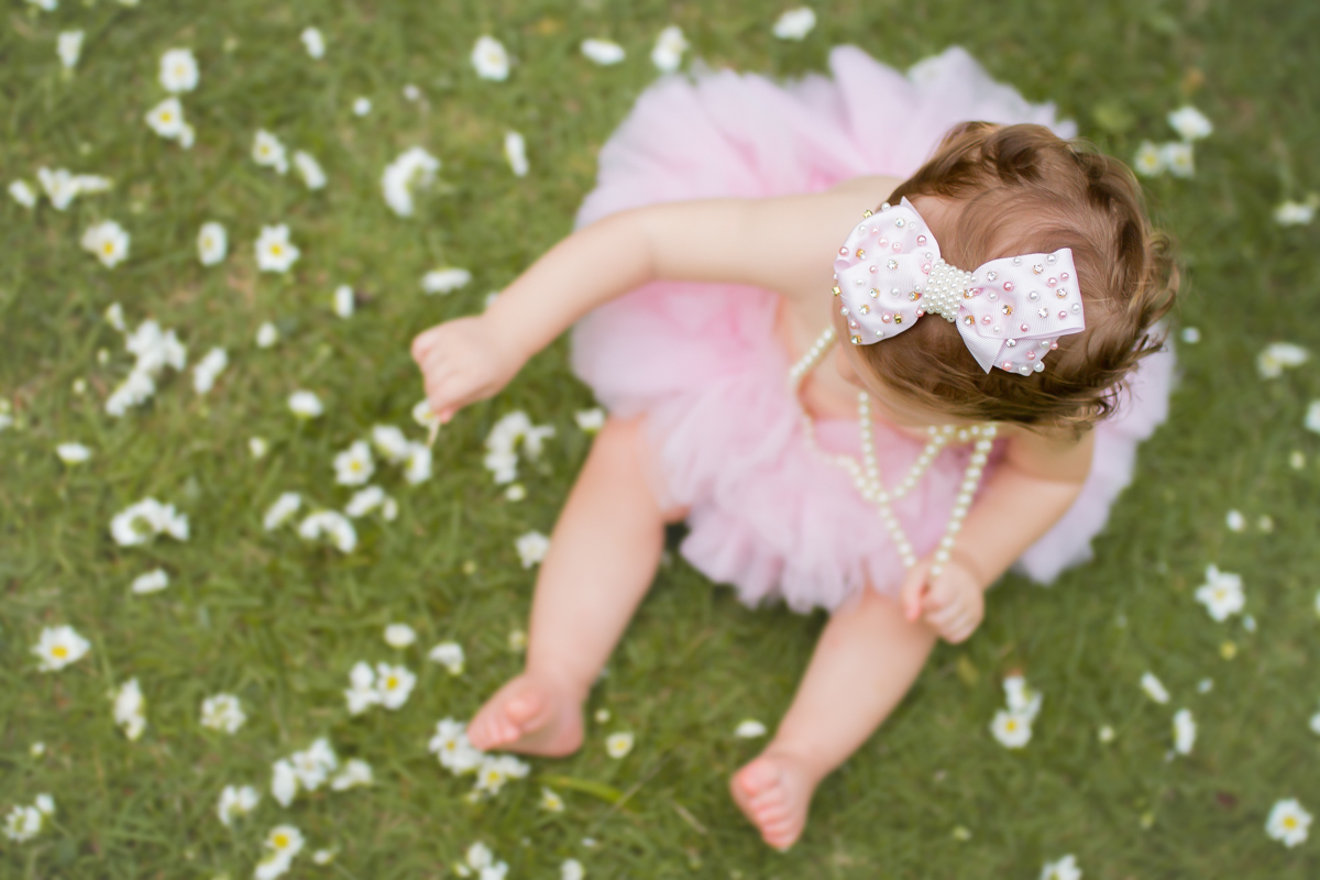 Foto de cima da Ana, focando no lacinho do seu cabelo