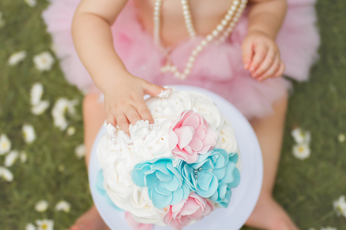 Close na mãozinha dela no bolo